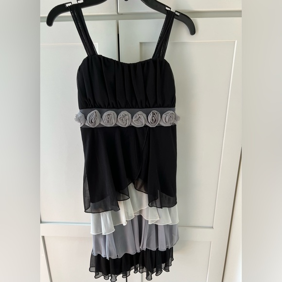 Tiered dress with spaghetti straps by Speechless size 12 - Picture 2 of 6